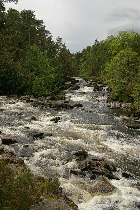 苏格兰河上的急流(Killin Perthshire)